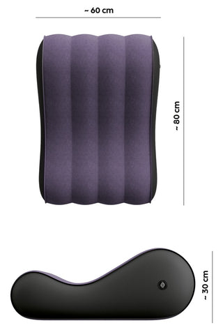 Lila och svart uppblåsbar sexkudde, sammetslen finish, rektangulär form, visad uppifrån och från sidan. 80x60x30 cm.