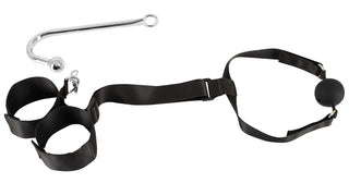 Bondage-set med en analhake i silvermetall, en svart munkavle med remmar och två svarta justerbara handbojor.