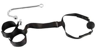 Bondage-set med en analhake i silvermetall, en svart munkavle med remmar och två svarta justerbara handbojor.