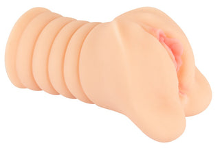 Vaginamasturbator i hudfärgat Nature Skin-material, tillverkad av mjukt material med en realistisk vulvadesign.
