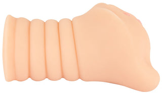 Onanihjälpmedel i hudfärg (Nature Skin) med räfflad yta och realistisk vaginalöppning, tillverkat av mjukt, hudliknande material.