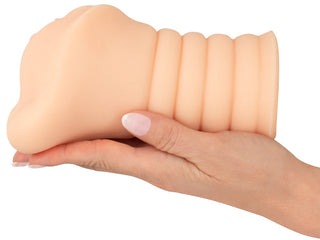 Nature Skin Vagina Masturbator, realistisk vulvadesign, hudfärgad, mjukt texturerat material, avbildad mot en enfärgad vit bakgrund.