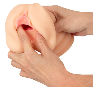 Nature Skin-masturbator för slidan, hudfärgad, tillverkad av mjukt, realistiskt material, avbildad mot en enfärgad vit bakgrund.