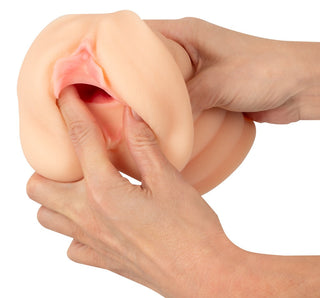Nature Skin-masturbator för slidan, hudfärgad, tillverkad av mjukt, realistiskt material, avbildad mot en enfärgad vit bakgrund.