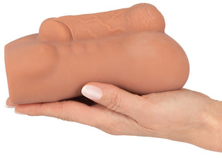 En analmasturbator i silikon i hudfärg, utformad för att efterlikna en realistisk penis och pungen.