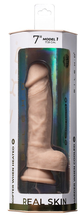 SilexD 7" Real Skin Dildo är tillverkad av Silexpan-silikon, erbjuder temperaturkänslighet och levereras i en transparent låda märkt Real Skin för ett realistiskt utseende.
