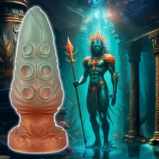 Beasty Cocks Atlantis Buttplug har en fantasihavsgud med en treudd som står under vattnet nära en utsmyckad tentakelskulptur, allt tillverkat av skimrande flytande silikon.