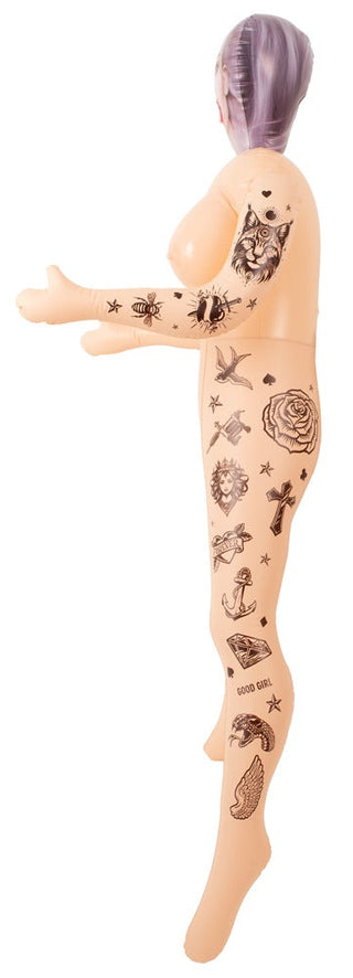 Sexleksak av typen docka med lila hår och svarta tatueringar, tillverkad i hudliknande material.