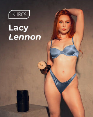 En kvinna i blå underkläder poserar och håller i en apparat, med texten "Feel Lacy Lennon Masturbator" bredvid sig, vilket visar den realistiska onaniupplevelsen av denna produkt.
