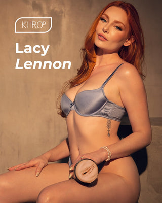 En kvinna med långt rött hår i lavendelfärgade underkläder poserar och håller i en Feel Lacy Lennon Masturbator, med texten "Feel Lacy Lennon Masturbator" bredvid henne.