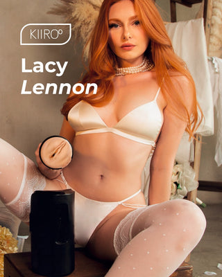 En kvinna i vita underkläder sitter på en stol och håller i Masturbatorn Feel Lacy Lennon. Texten lyder "Lacy Lennon Kiiroo.
