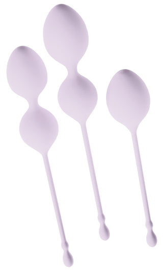 Set med tre ljuslila bäckenbottenträningsbollar med långa snören, tillverkade av slät silikon, mot vit bakgrund.