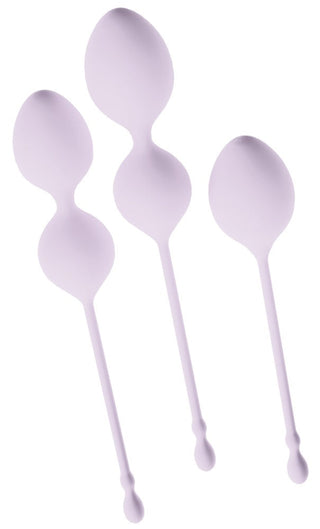Set med tre ljuslila bäckenbottenträningsbollar med långa snören, tillverkade av slät silikon, mot vit bakgrund.