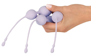 Knipkulor Set 3 Delar ELORIN, tre kegelbollar i lavendelfärgat silikon med uppsamlingssnören för bäckenbottenträning.