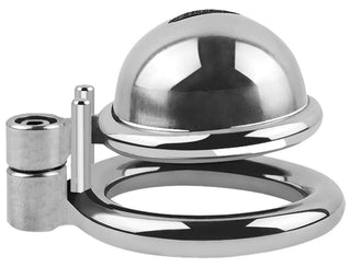 En glänsande minipeniskäfig i metall med kupolformad ovansida och lås, avbildad mot en enfärgad vit bakgrund.