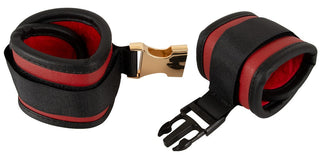 Svart och rött vadderat bondage-set från hals till handled med guldspänne, med justerbara fästband i konstläder.