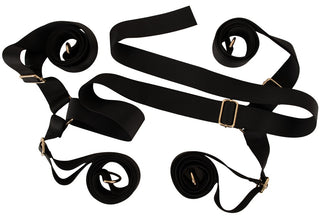 Ett set med fyra svarta nylonremmar med metallspännen från ”Under the Bed Restraint Kit”, avbildade mot en vit bakgrund.