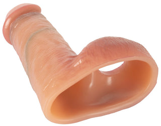 En genomskinlig penishylsa av silikon med ihålig insida och öppning i basen, mot en vit bakgrund.