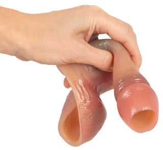 Realistixxx RealSleeve Intense Penisöverdrag, en köttfärgad dubbelsidig silikondildo, visas på en vit bakgrund.
