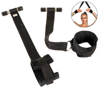 Svarta, justerbara handledsbojor som fästs över dörren, med mjukt foder och förstärkta handtag, tillverkade av syntetmaterial.