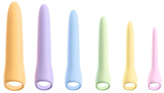 Ett set med sex pastellfärgade silikondilatatorer med rundade spetsar och handtag med fingerhål, uppställda på rad.