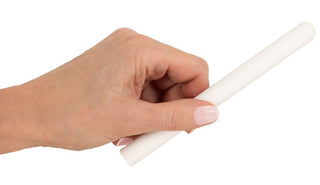 Absorption Stick Torkpinne för masturbatorer, vit, kritliknande utseende, cylindrisk form, enfärgad bakgrund.