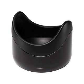 Svart Tenga Flip 360 Masturbator, spiralformad med upphöjda sidor, tillverkad av slätt material, visas på vit bakgrund.