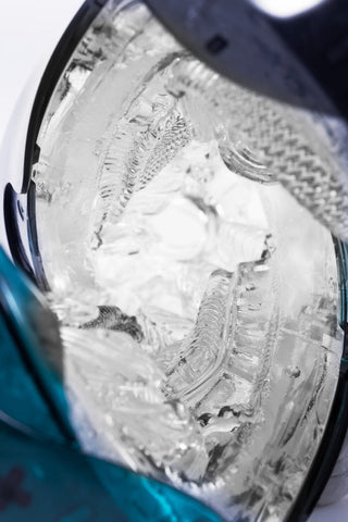 Transparent Tenga Flip 360 masturbator för män med ett genomskinligt plasthölje och spiralformad invändig hylsa.