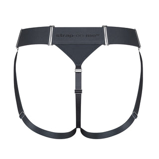 Svart strap-on harness-jock med justerbar midja och två benremmar, tillverkad av syntetmaterial, visas på vit bakgrund.