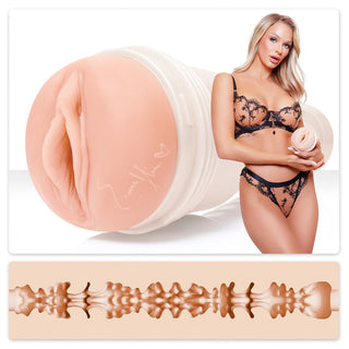 Fleshlight Emma Hix Masturbator, en realistisk silikonleksak för vuxna med köttfärgad färg och texturerad interiör, hålls i handen.
