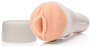 Fleshlight Angel Youngs Masturbator, med lock, ljus hudfärgad Superskin sleeve och pärlfärgat fodral på vit yta.