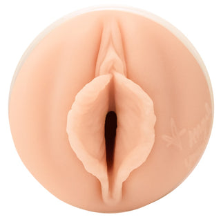 Fleshlight Angel Youngs Masturbator, beige Superskin sleeve med gjuten öppning, visad uppifrån och ner.