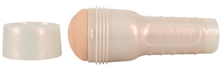 Fleshlight Angel Youngs Masturbator visas okapslad, med en mjuk, ljusfärgad Superskin-hylsa och ett klart plastfodral.