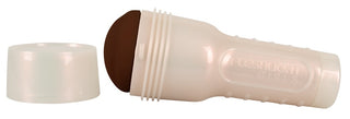 Beige Fleshlight-fodral med brun insats i form av en vagina, avtagbart lock och slät plastutsida, avbildat på sidan.