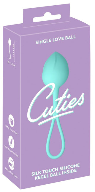 Lila låda som innehåller en blågrön ”Knipkula Cuties”-kärleksboll, enligt bilden på förpackningens framsida.