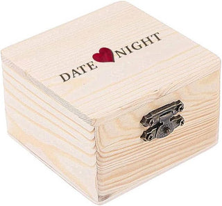 Trälådan "Date Night 4 Tärningar", prydd med ett hjärta och "Date Night", har en metallspärr. Inuti väntar en spännande överraskning att förvandla vilken kväll som helst till en oförglömlig kväll.