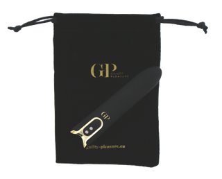 Crave Bulletvibrator, med en elegant design i svart och guld och USB-laddning, vilar på en svart dragsko med Guilty Pleasure-varumärke.