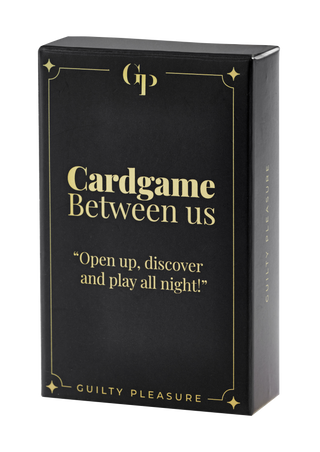 Elegant svart låda märkt Guilty Pleasure Erotisk Kortlek med guldfärgade accenter; tagline: Öppna upp, upptäck och spela hela natten! Ett perfekt kortspel för par som vill ha kul och intimitet.
