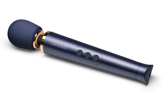 Le Wand Petite Navis Blue – en stavvibrator med ett sfäriskt huvud, gulddetaljer på skaftet och tre kontrollknappar.