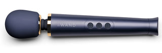 Le Wand Petite Navis Blue – en stavvibrator med rundat huvud, guldfärgad hals och tre runda kontrollknappar.