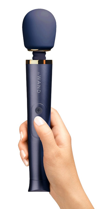 Marinblå Le Wand Petite-vibrator med ett runt huvud och en guldfärgad krage.