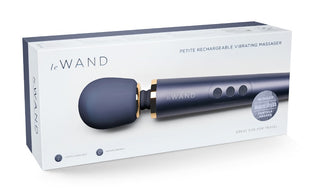 Le Wand Petite Navis Blue – en uppladdningsbar stavvibrator med ett sfäriskt huvud och en kontrollpanel med tre knappar.