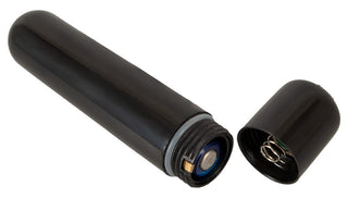 Ett elegant svart cylindriskt batterifodral med en lös kåpa, som avslöjar fjädern inuti, liknar designen på Double Fucker Med Vibration som en diskret kulvibrator.