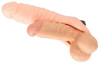 Double Fucker Med Vibration erbjuder en realistisk sexleksak för män med två falliska former sida vid sida för dubbel penetration, med en något större med struktur och vener.