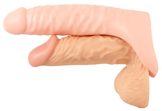 Double Fucker Med Vibration har två realistiska gummipenismodeller staplade för att simulera dubbel penetrationsdynamik mot en vanlig bakgrund.