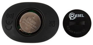 RC Buttplug 2 Funktioner med ett elegant svart hölje inkluderar ett CR2032 litiumbatteri och ett avtagbart lock med REBEL-logotypen, designad för att driva din dubbelmotoriska analvibrator för förbättrad prostatastimulering.