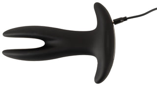ANOS RC Vibrerande Analspreader i svart, silkeslent silikon med gafflad design och laddkabel vid basen, visa mot vit bakgrund.