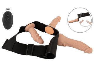 Strap-on Set med Vibrator med två realistiska dildos och en fjärrstyrd vibrator, visas i en närbild som framhäver selens detaljer.