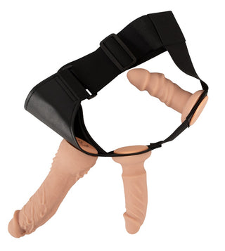 Strap-on Set med Vibrator är en svart sele som innehåller två köttfärgade realistiska dildos, utformade för en verklighetstrogen upplevelse.
