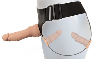Strap-on Set med Vibrator är en bärbar strap-on med en realistisk dildo, som visas på en skyltdockas midja.